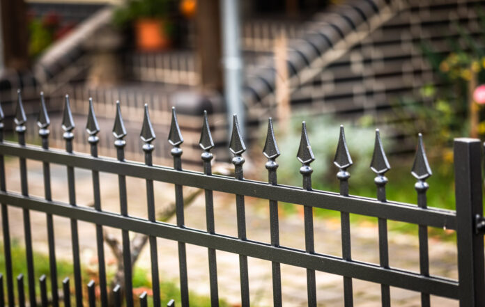 Ein hochwertiger, moderner Metallzaun erfüllt seine praktische Funktion und zugleich kann er die Visitenkarte des Grundstücks sein. Moderne Metallzäune sind stabil, sicher und begeistern durch ihr edles Design, das minimalistische Einfamilienhäuser stilvoll ergänzt. Welche Vorteile haben moderne Metallzäune? Wodurch zeichnen sie sich aus? In unserem Beitrag finden Sie Antworten auf diese Fragen.