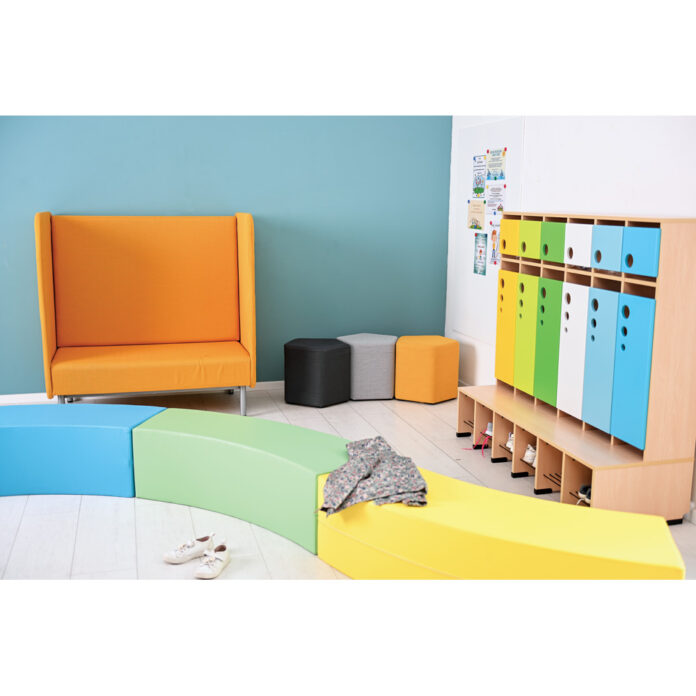 Früher reichten eine Kreidetafel und starre Holzbänke, um ein Klassenzimmer auszustatten. Heute wissen wir aus der Neurobiologie und der Entwicklungspsychologie: Die physische Lernumgebung ist ein entscheidender Faktor für den schulischen und frühkindlichen Erfolg. Ein schlecht eingerichteter Raum hemmt nicht nur den natürlichen Bewegungsdrang, sondern auch die kognitive Entwicklung. Moderne Bildungseinrichtungen setzen daher auf Raumkonzepte, die Kinder aktiv in ihrem Lernprozess unterstützen, statt sie einzuschränken.