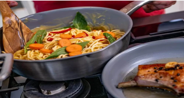 Keramikbeschichtete Pfannen erklärt: Leistung, Haltbarkeit und Pflegetipps