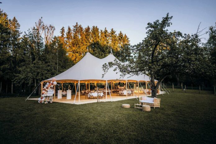Ein schönes Zuhause endet nicht an der Haustür. Immer mehr Menschen gestalten heute nicht nur ihre Innenräume, sondern auch ihren Garten als Erweiterung ihres Wohnraums. Ob gemütliche Terrasse, moderner Wintergarten oder stilvolle Outdoor-Möbel – mit der richtigen Planung entsteht eine echte Wohlfühloase.