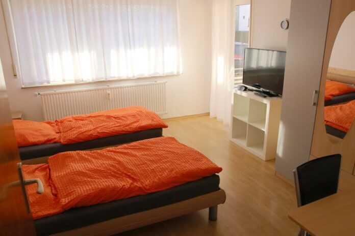 Gerade in deutschen Großstädten ist bezahlbarer Wohnraum knapp. Hotels sind oft teuer und für längere Aufenthalte ungeeignet, während klassische Mietwohnungen meist langfristige Verträge erfordern. Für viele Arbeitnehmer stellen Monteurzimmer daher eine sinnvolle und wirtschaftliche Lösung dar.