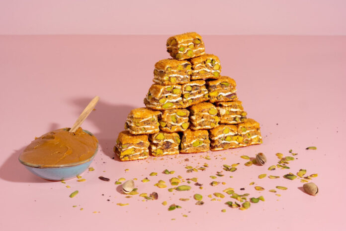 Die Welt der türkischen Süßigkeiten ist reich an Geschichte, Aromen und traditionellen Rezepten. Seit Jahrhunderten gehören diese Desserts zur kulinarischen Kultur des östlichen Mittelmeerraums und des Nahen Ostens. Besonders bekannt sind Spezialitäten wie Lokum, Baklava oder Pistaziendesserts, die durch ihre intensiven Aromen und ihre feine Konsistenz begeistern.