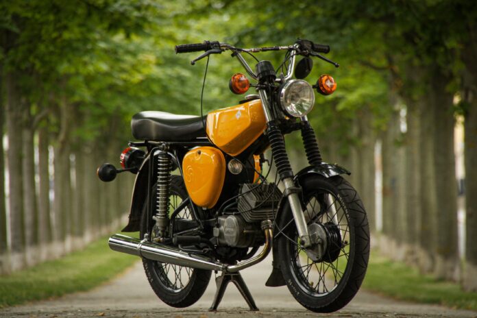 Simson im Sommer – warum der Kult-Zweitakter nie aus der Mode kommt Meta-Description-Vorschlag: Kaum ein Motorrad steht so sehr für unbeschwerte Sommertage wie die Simson. Wir erklären, warum der DDR-Klassiker bis heute Kult ist.