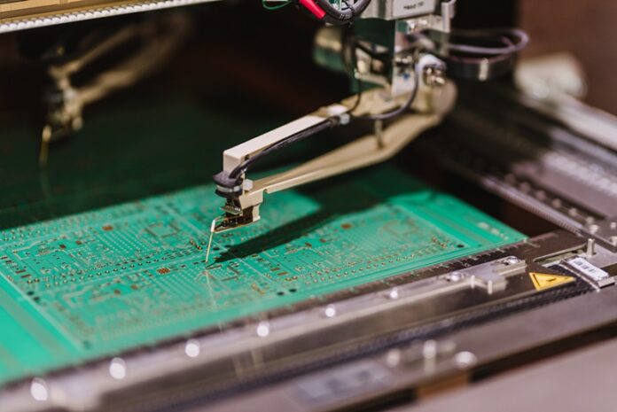 Moderne Verteidigungssysteme sind in hohem Maße von Elektronik abhängig. Ob taktische Kommunikation, Radarsysteme oder die Steuerung von Fahrzeugen und unbemannten Systemen - jede dieser Applikationen basiert auf hochzuverlässigen elektronischen Baugruppen. Eine Schlüsselrolle nehmen hierbei Leiterplatten als technologisches Fundament der gesamten Elektronik ein. Daher ist die Wahl eines verantwortungsvollen, qualifizierten Leiterplattenherstellers im Verteidigungssektor von strategischer Bedeutung.