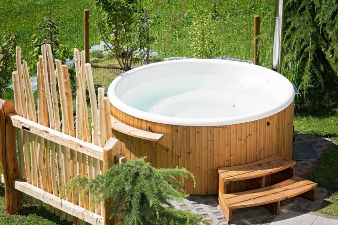 Warmes Wasser, freier Himmel und die eigene grüne Oase: Ein Badefass im Garten verwandelt gewöhnliche Abende in kleine Auszeiten. Immer mehr Menschen entdecken den Reiz, im eigenen Garten unter freiem Himmel zu entspannen, ganz ohne Anfahrt ins Spa. Was macht ein Badefass so besonders, worauf sollte man vor der Anschaffung achten und wie wird der Garten zum Ort des Genusses? Ein praktischer Überblick.
